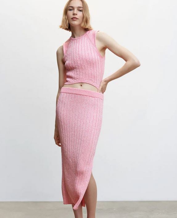 Este conjunto falda-top de canalé arrasa en Mango por su color