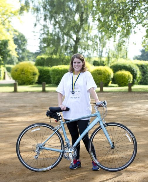 Eugenia de York a punto de hacer ciclismo. / Gtres