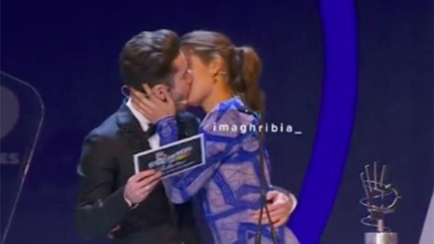 Hiba Abouk d&aacute;ndose un beso con Pelayo D&iacute;az / TikTok