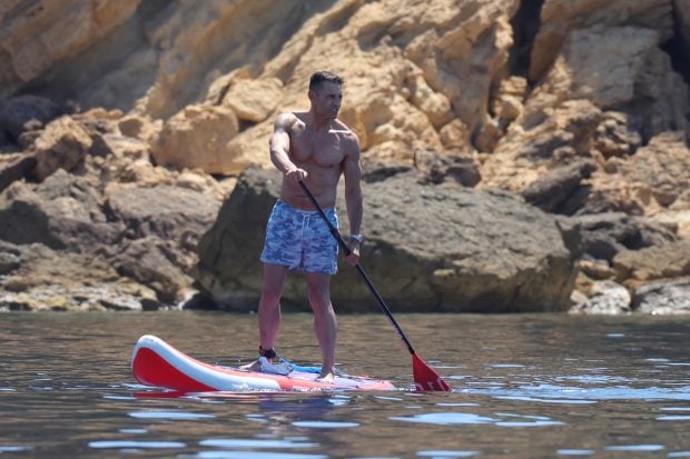 Jes&uacute;s V&aacute;zquez haciendo paddle surf. / Gtres