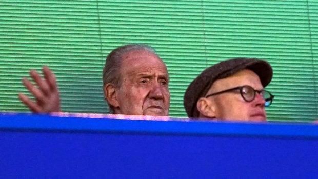 Juan Carlos I viendo un partido de f&uacute;tbol en Londres. / Gtres