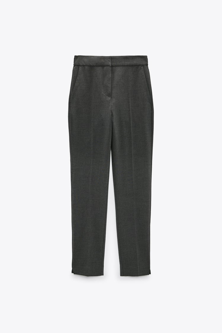 Zara tiene los pantalones de traje que Paula Echevarr&iacute;a ha combinado con deportivas