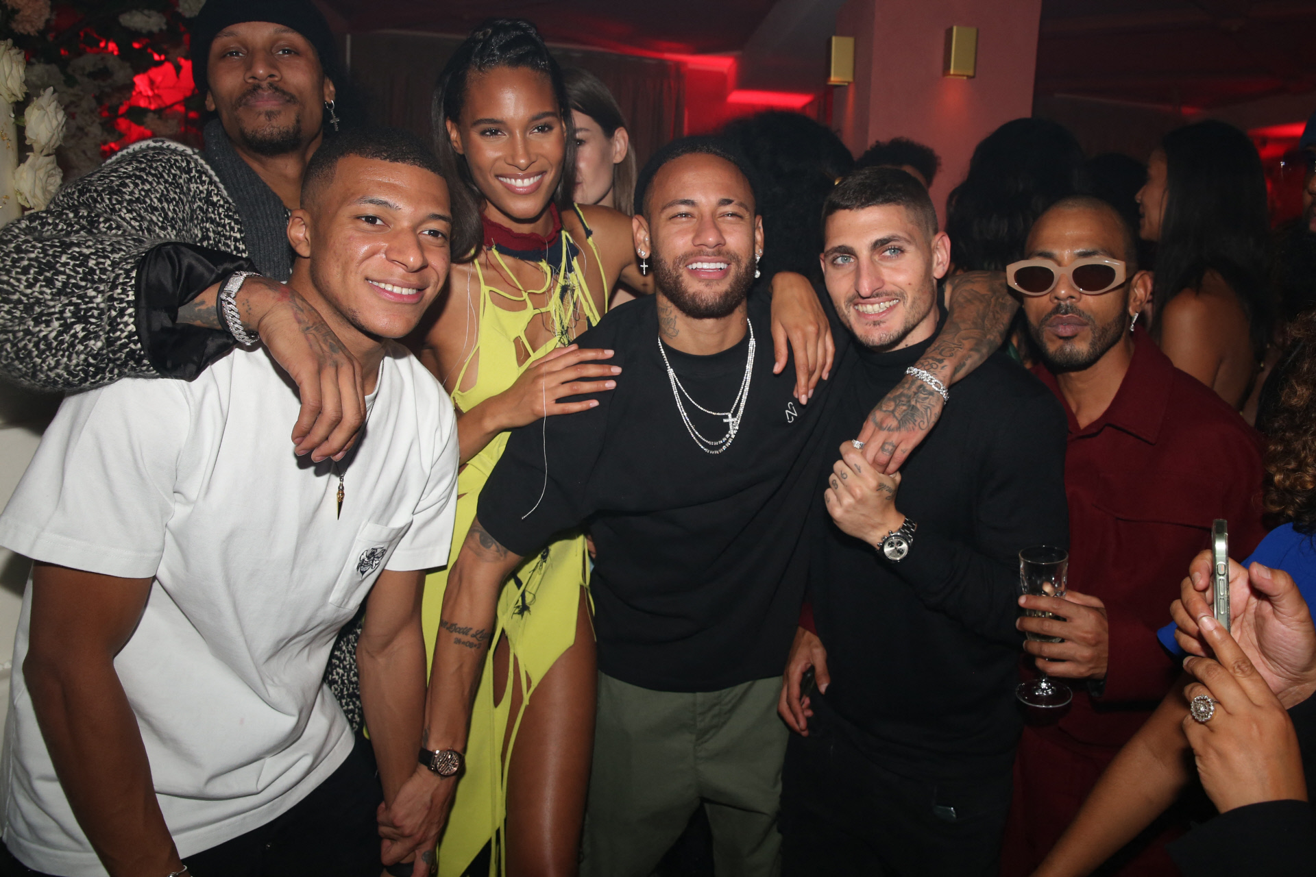 Neymar, de fiesta con compa&ntilde;eros de equipo / Gtres