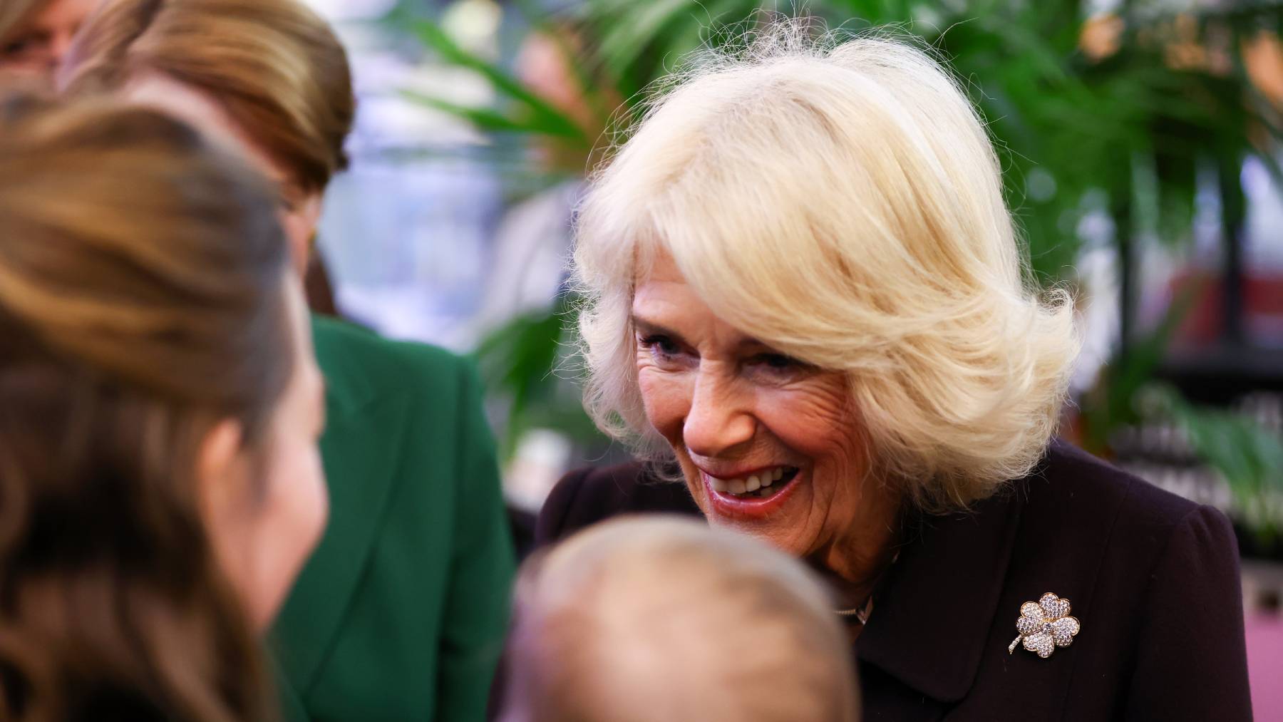 Reina Camilla visitando un refugio de Berlin en 2023/ Gtres