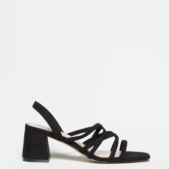 Sfera apuesta por lo c&oacute;modo con estas sandalias que arrasar&aacute;n esta primavera