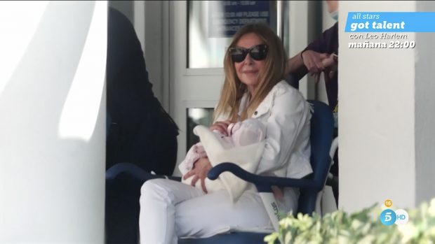 Ana Obreg&oacute;n sujetando a su nieta. / Telecinco