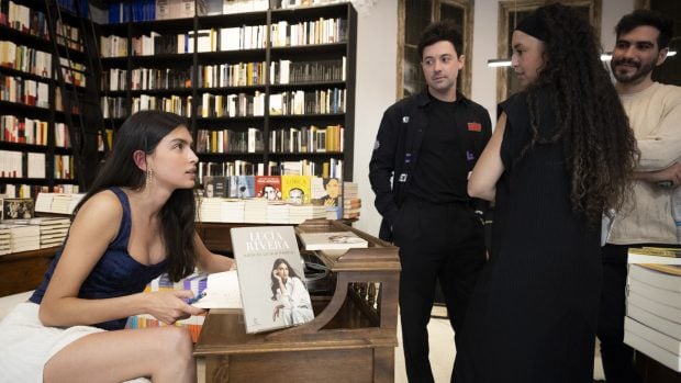 Luc&iacute;a Rivera en su firma de libros / Gtres