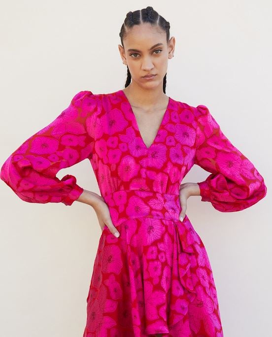 Rosa y rojo: así es el vestido con más potencial de Sfera