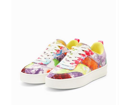 No existen otras igual: todo el mundo habla de las llamativas zapatillas de Desigual