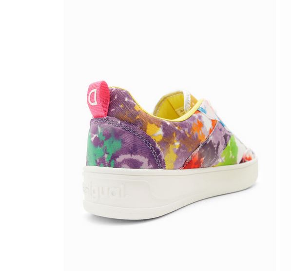 No existen otras igual: todo el mundo habla de las llamativas zapatillas de Desigual