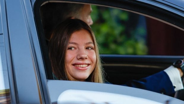 La infanta Sof&iacute;a en el coche junto al Felipe VI / Gtres