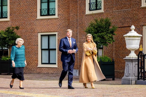 M&aacute;xima, Beatriz y Guillermo de Holanda en un almuerzo. / Gtres