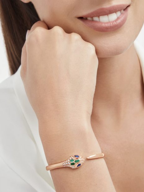 Pulsera 'Serpenti' de oro rosa, zafiros y diamantes. / Bulgari