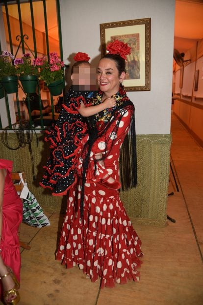 To&ntilde;i Moreno con su hija en la Feria de Abril de Sevilla. / Gtres