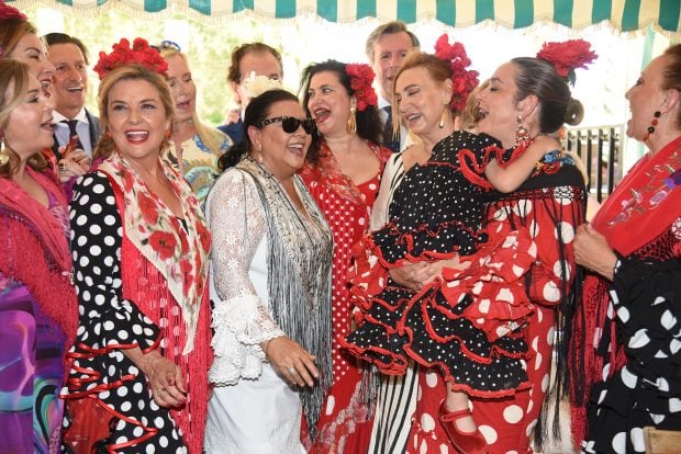 To&ntilde;i Moreno con su hija y Mar&iacute;a del Monte en la Feria de Abril de Sevilla. / Gtres