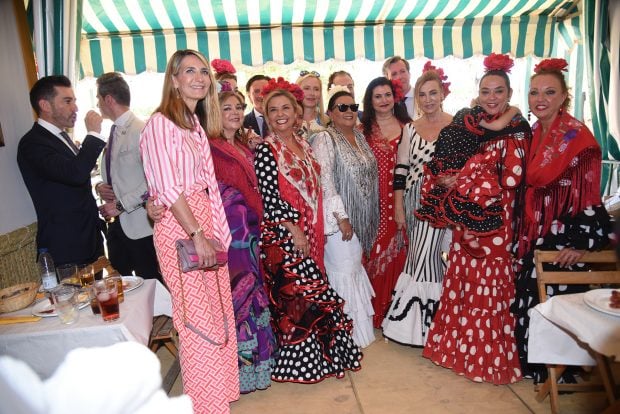 To&ntilde;i Moreno con su hija y Mar&iacute;a del Monte en la Feria de Abril de Sevilla. / Gtres