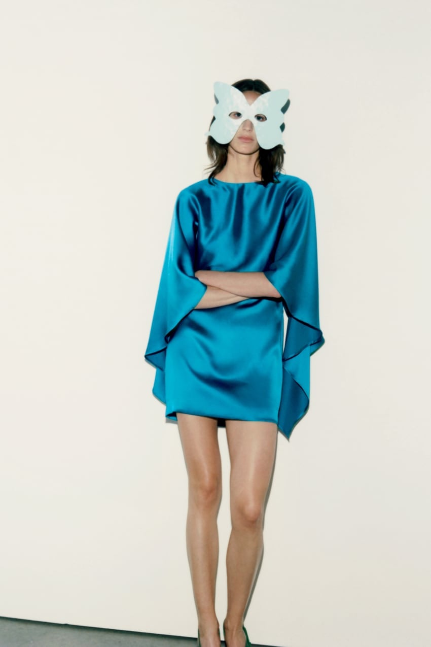 Arrasa en la web de Zara: as&iacute; es su nuevo vestido satinado y azul