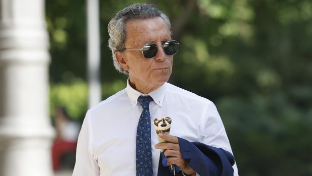 Jos&eacute; Ortega Cano con un helado. / Gtres