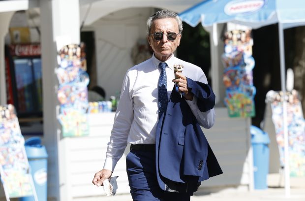 Jos&eacute; Ortega Cano con un helado. / Gtres
