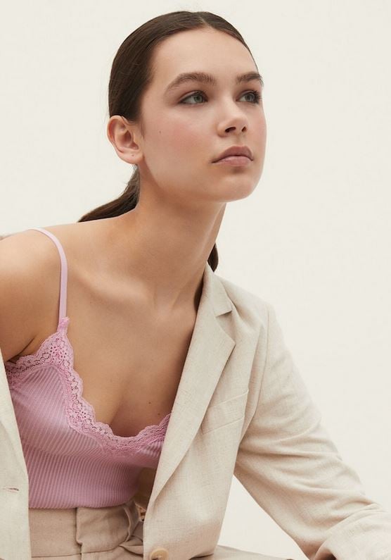 4 tops básicos de Stradivarius que te harán más fácil tus salidas