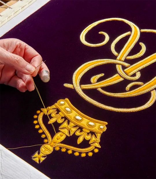 La t&uacute;nica de Camila / Royal School of Needlework
