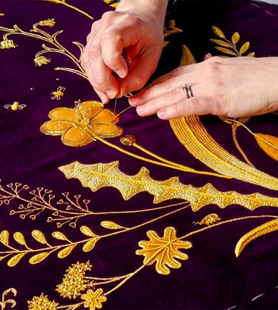 Bordados de la t&uacute;nica de Camila / Royal School of Needlework