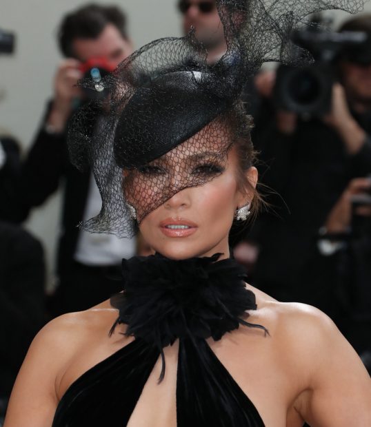 Jennifer Lopez apost&oacute; por el blanco y negro para la gala MET 2023 / Gtres