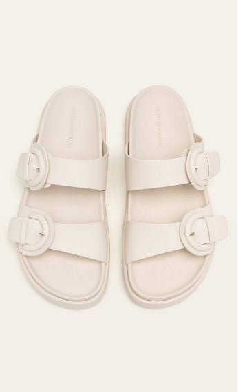 Fiebre en Stradivarius con su nueva colecci&oacute;n de sandalias