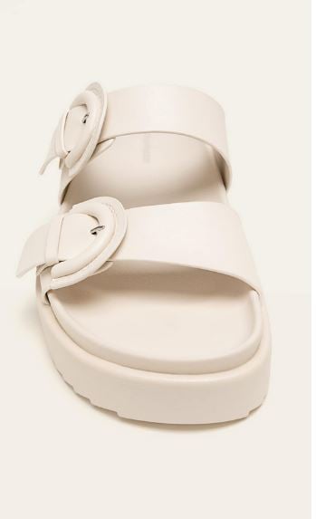 Fiebre en Stradivarius con su nueva colecci&oacute;n de sandalias
