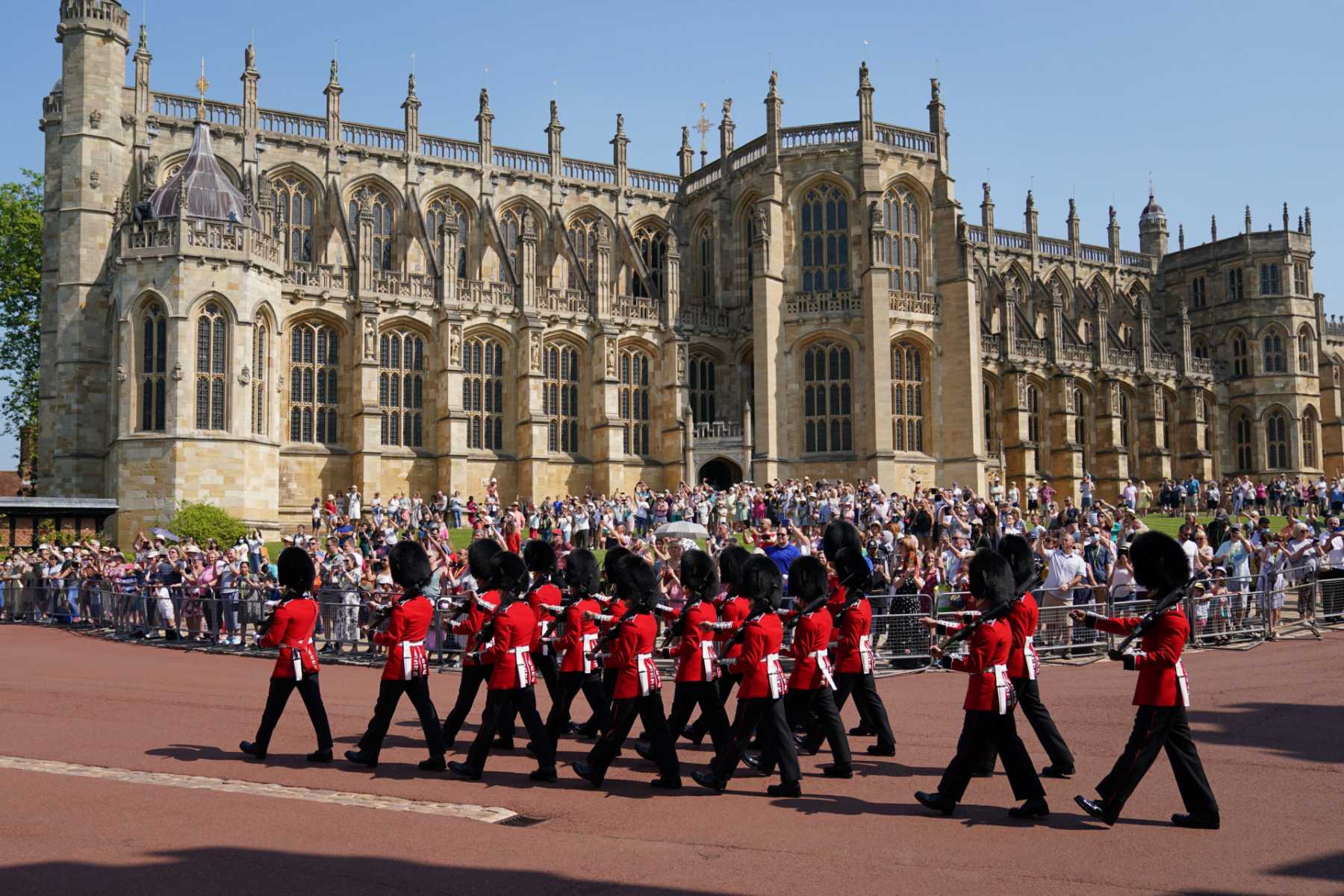 Miembros del 1r Batallón de la Guardia de Granaderos llegan para el Cambio de Guardia en el Castillo de Windsor / Gtres