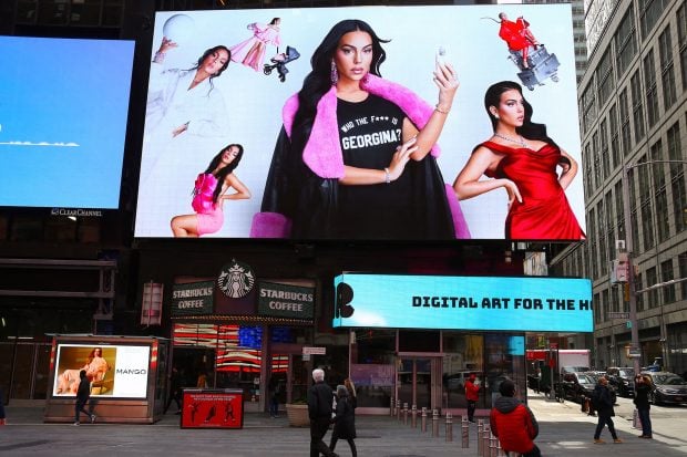 Cartel del documental de Georgina Rodr&iacute;guez en Times Square / Gtres