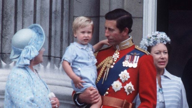 El rey Carlos II junto a su madre, Isabel II y su hijo, el pr&iacute;ncipe Guillermo / Gtres