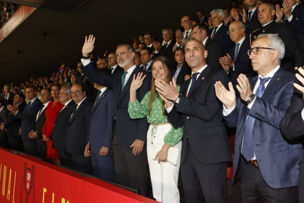 La Infanta Sof&iacute;a y el Rey Felipe VI en la final de la Copa del Rey / Casa Real