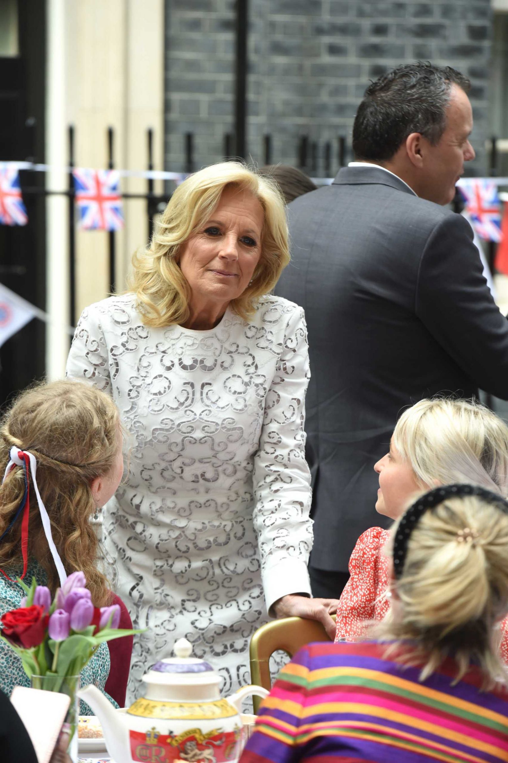 Jill Biden durante el almuerzo callejero celebrado en Londres por la coronaci&oacute;n de Carlos III / Gtres