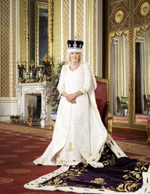 Imagen oficial de la reina Camila en su Coronaci&oacute;n. / Gtres