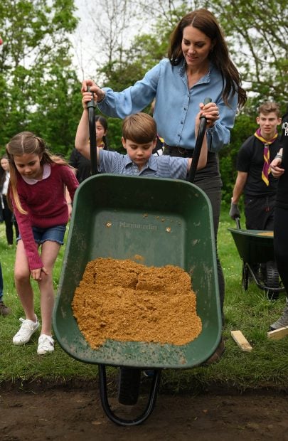 Catalina Middleton junto a sus hijos como voluntarios. / Gtres