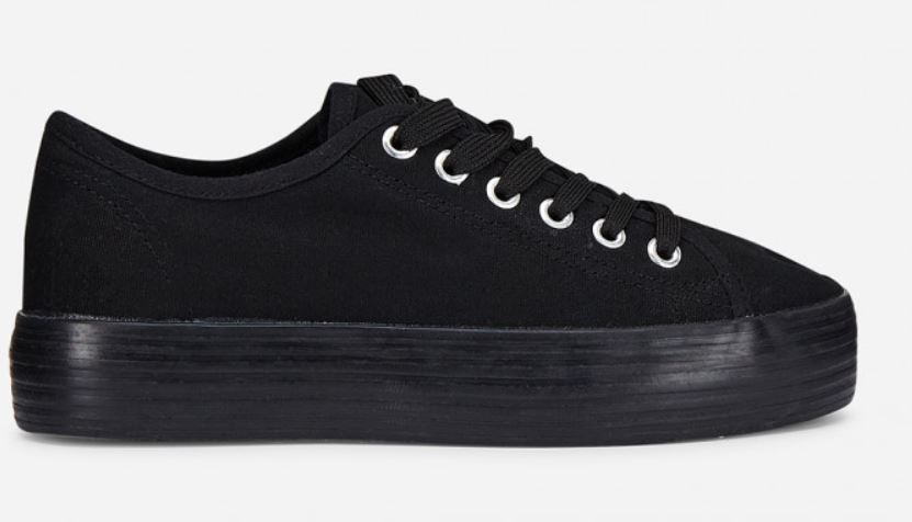 Nunca unas zapatillas negras hab&iacute;an causado tanto furor: as&iacute; son las de Marypaz