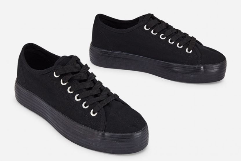 Nunca unas zapatillas negras hab&iacute;an causado tanto furor: as&iacute; son las de Marypaz