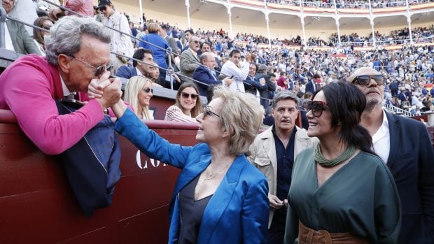 Jos&eacute; Ortega Cano besa la mano de Ana Rosa Quintana en la plaza de toros de las Ventas, Madrid / Gtres