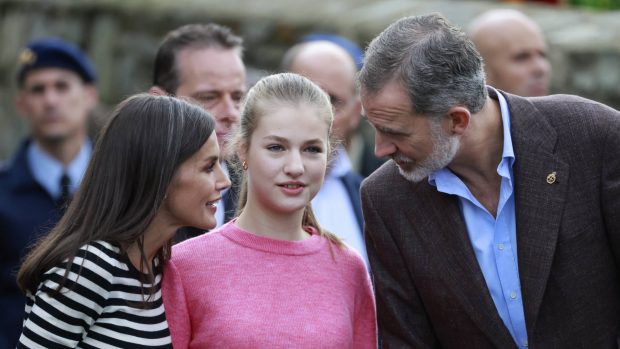Don Felipe, do&ntilde;a Letizia y la Princesa Leonor hablando. / Gtres