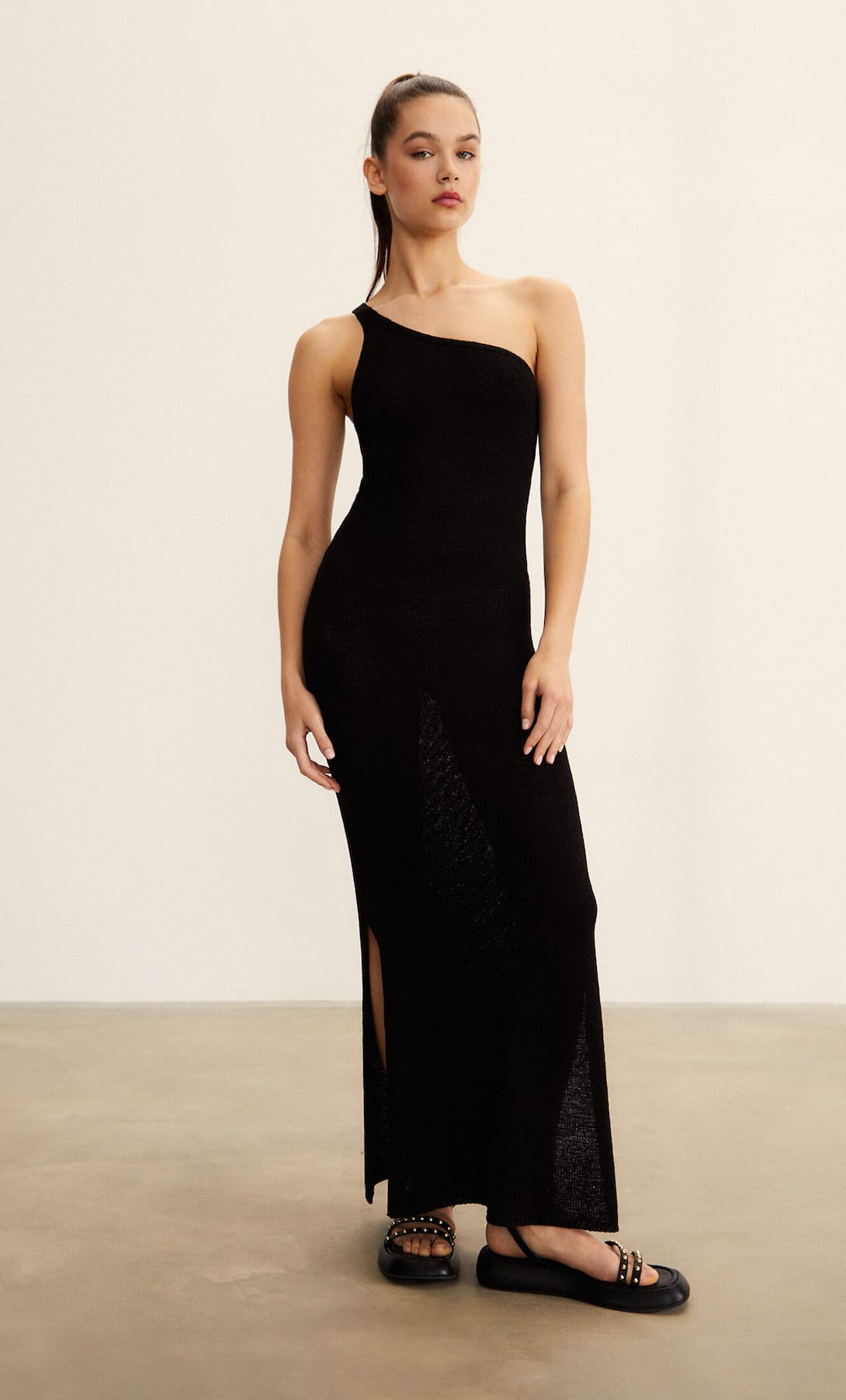 Stradivarius es la marca que ha sacado entre las prendas de su nueva colecci&oacute;n el vestido negro ideal para las noches de verano