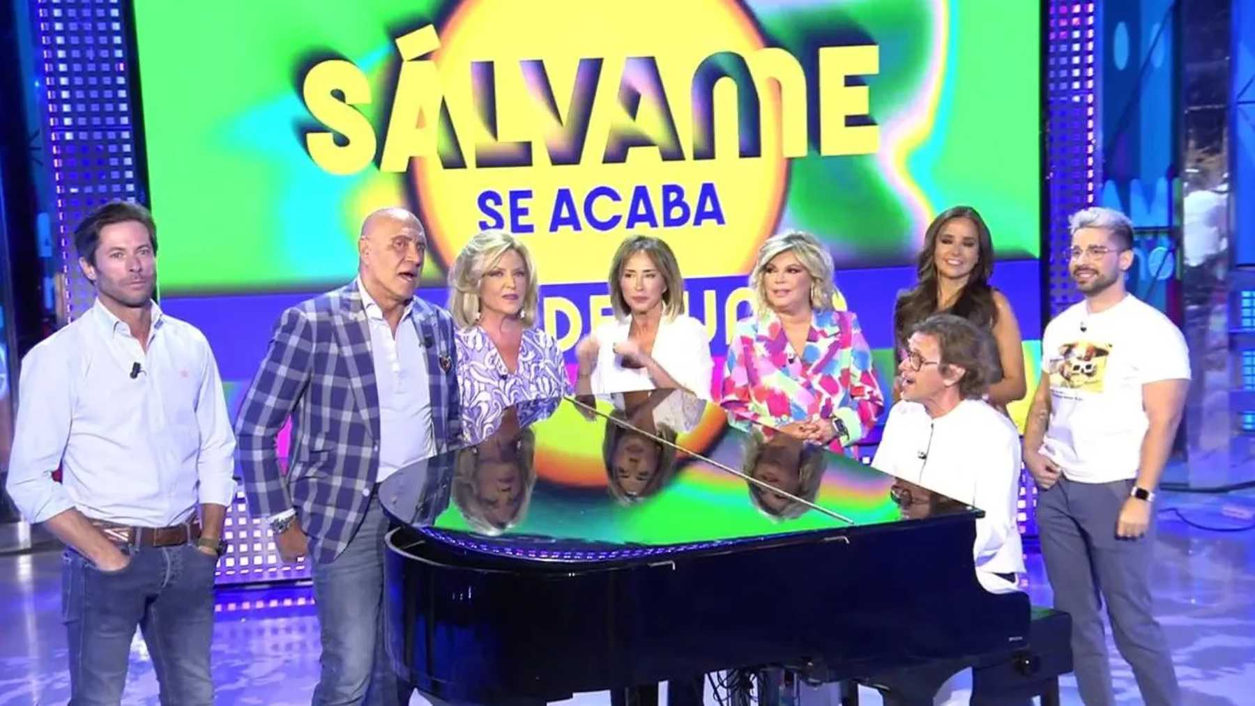 Varios colaboradores de 'S&aacute;lvame' durante la emisi&oacute;n del programa / Telecinco