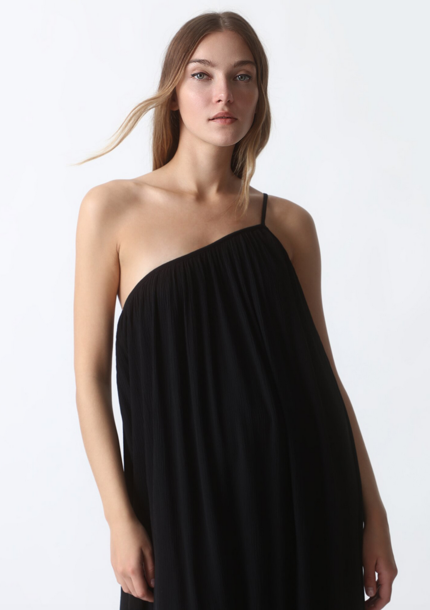 Es una locura y lo vamos a ver en todas las terrazas: el vestido negro de Lefties que no puede faltar en tu armario