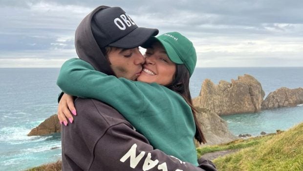 Laura Escanes y &Aacute;lvaro de Luna bes&aacute;ndose. / Instagram