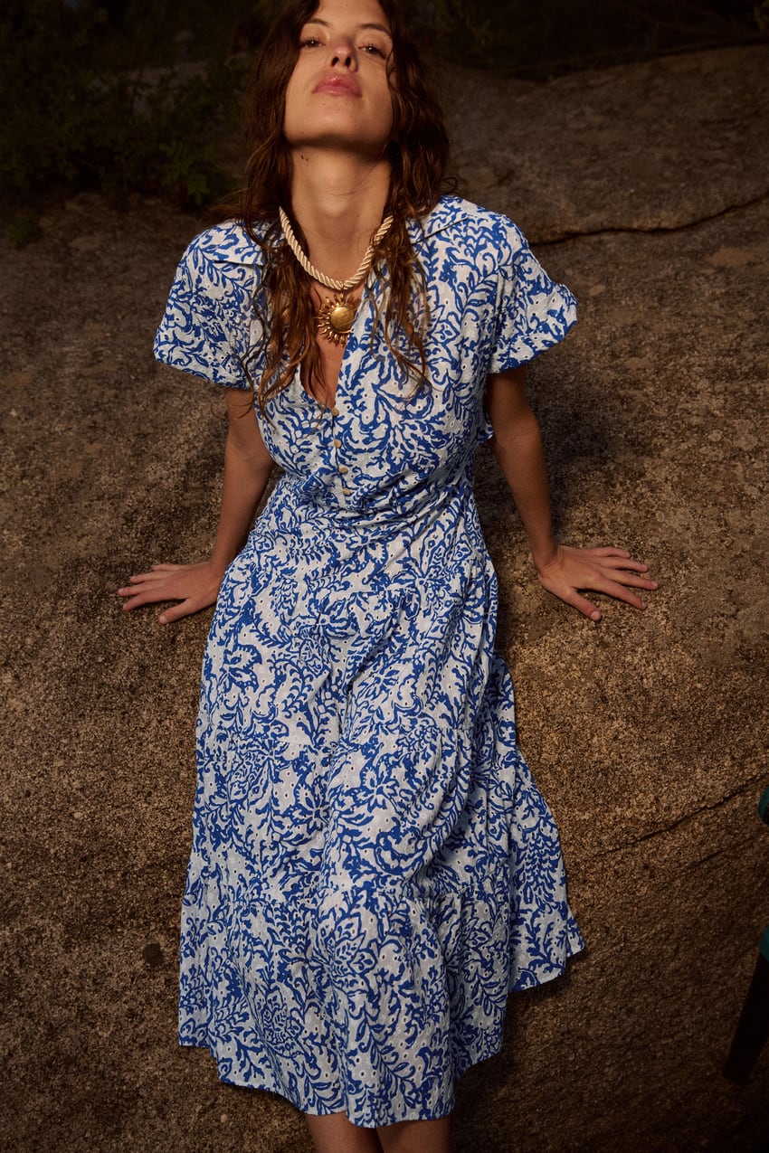 Fue un &eacute;xito la temporada pasada y Zara lo renueva: el vestido midi que todas quieren para la primavera