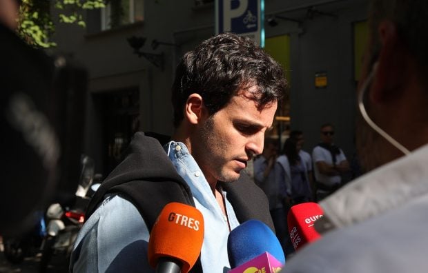 &Iacute;&ntilde;igo Onieva atendiendo a los medios de comunicaci&oacute;n en Madrid. / Gtres