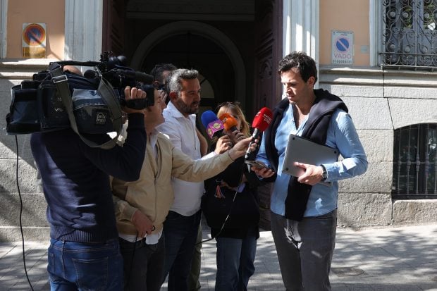 &Iacute;&ntilde;igo Onieva atendiendo a los medios de comunicaci&oacute;n en Madrid. / Gtres