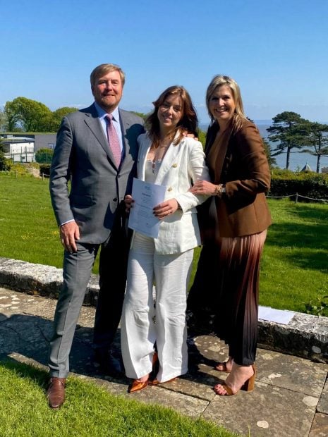 Alexia de Holanda, acompa&ntilde;ada por los reyes Guillermo y M&aacute;xima en el d&iacute;a de su graduaci&oacute;n / Casa Real