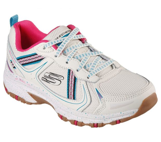Es un auténtico chollo: las deportivas blancas del outlet de Skechers para llevarlas con vaqueros