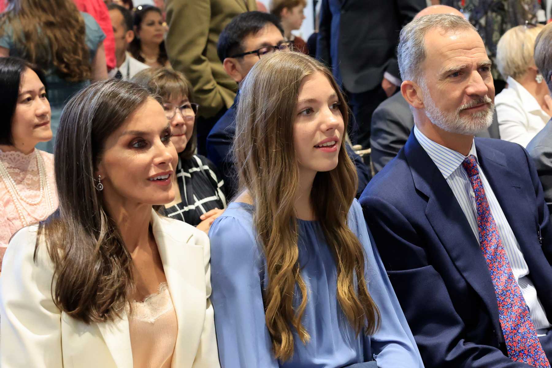 Los Reyes junto a la Infanta Sof&iacute;a en la graduaci&oacute;n de la Princesa Leonor / Gtres